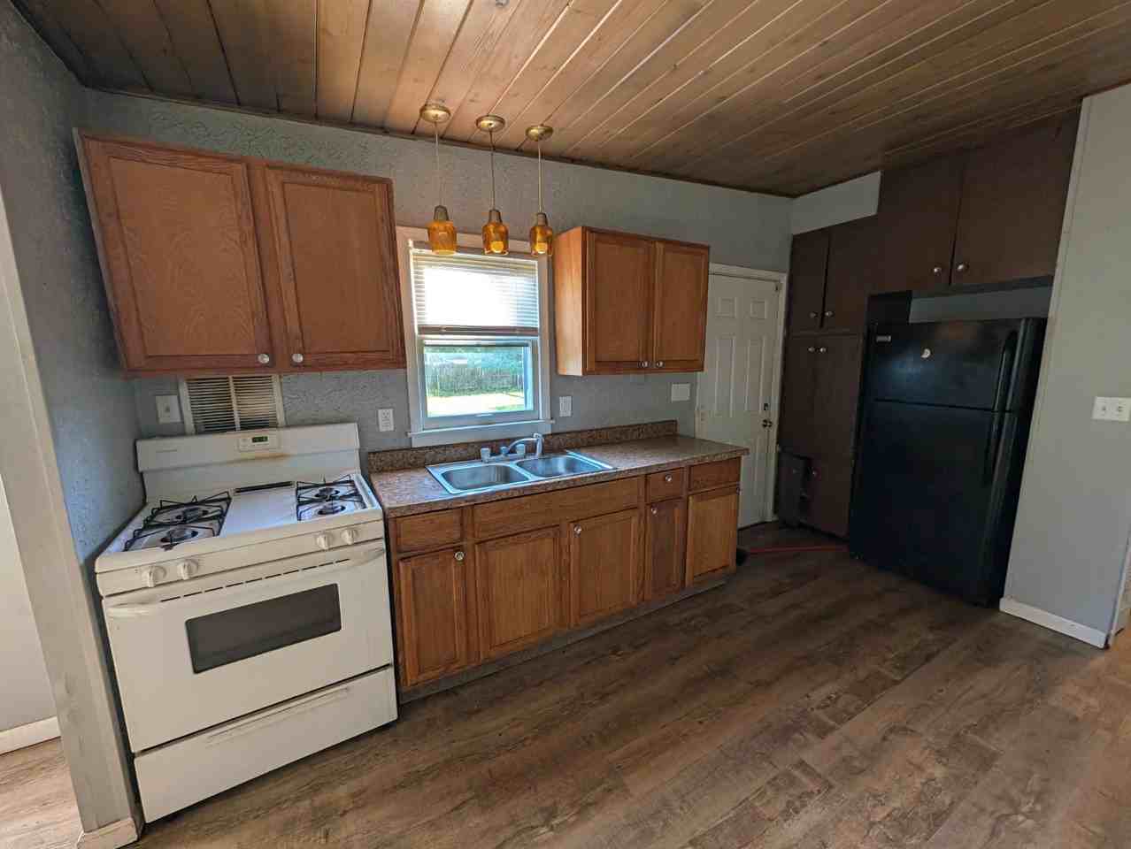 56445 Eastlea Dr - Photo 2 of 10