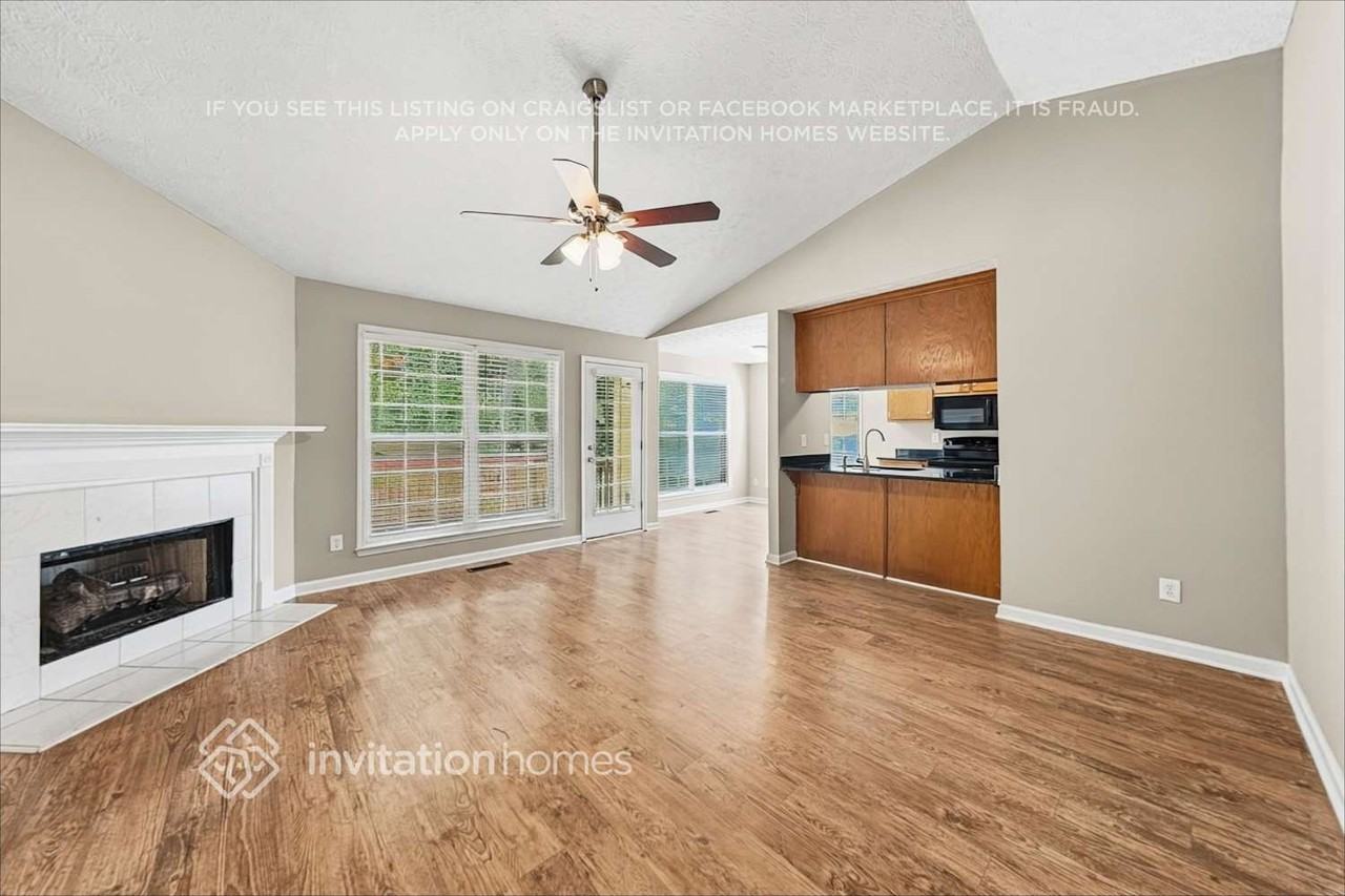 3933 Edgebrook Dr - Photo 4 of 18