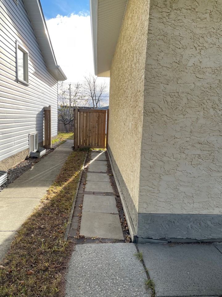 10515 52 Ave Nw - Photo 3 of 22