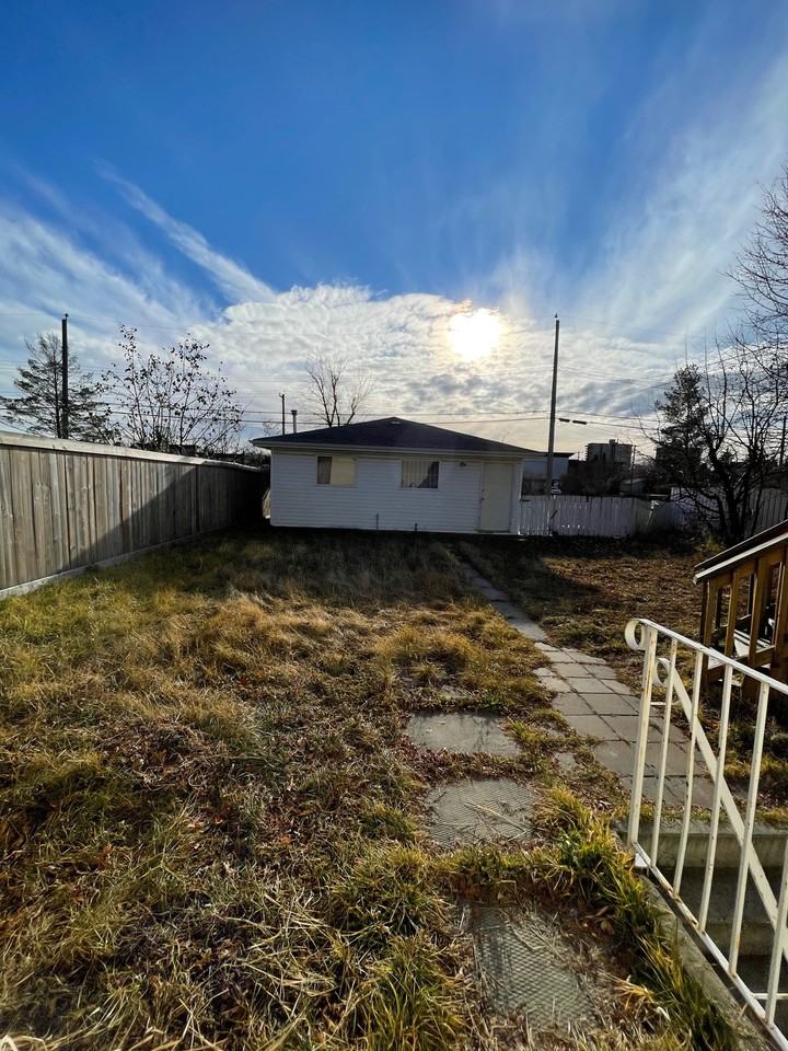 10515 52 Ave Nw - Photo 4 of 22