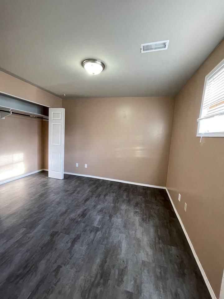 10515 52 Ave Nw - Photo 6 of 22
