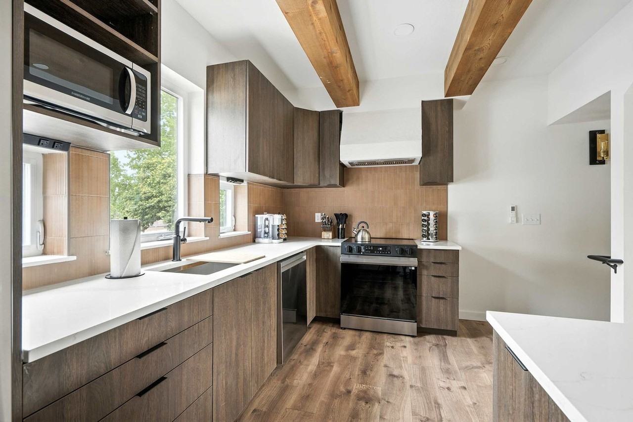 925 Northeast 23rd Avenue - Photo 5 of 50