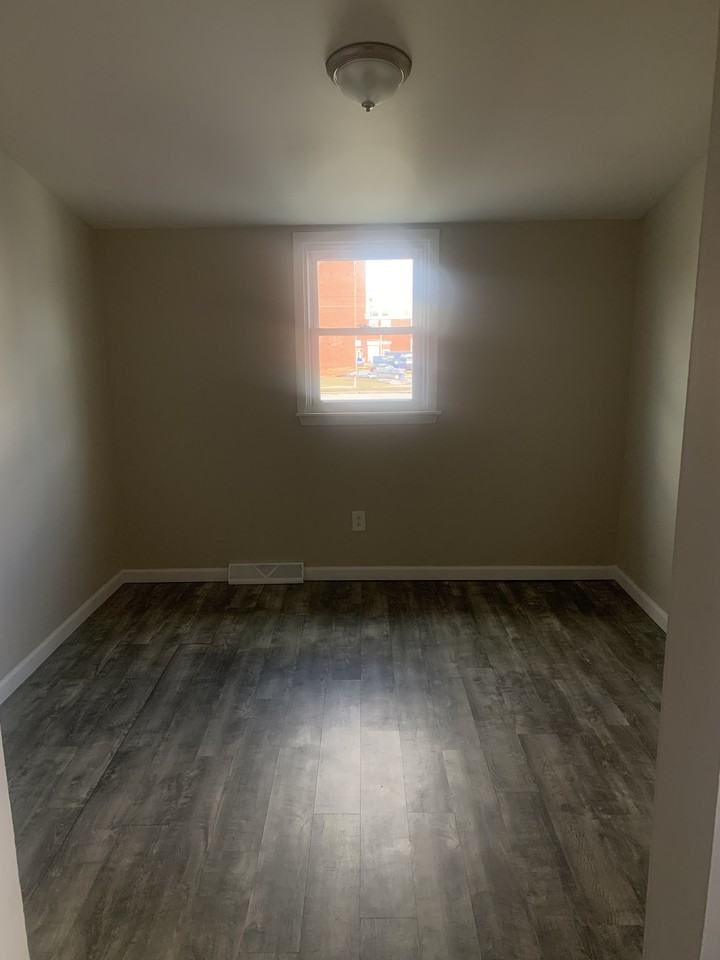 299 Sommer St - Photo 5 of 7