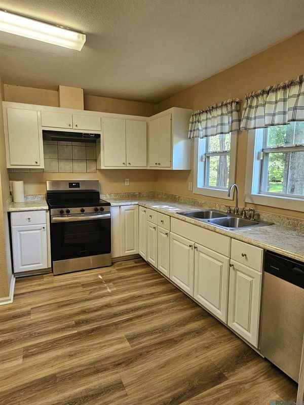 1046 Sunshine Dr - Photo 2 of 5