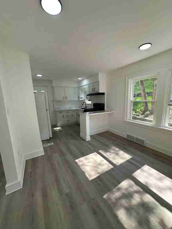 436 Cline St - Photo 4 of 11