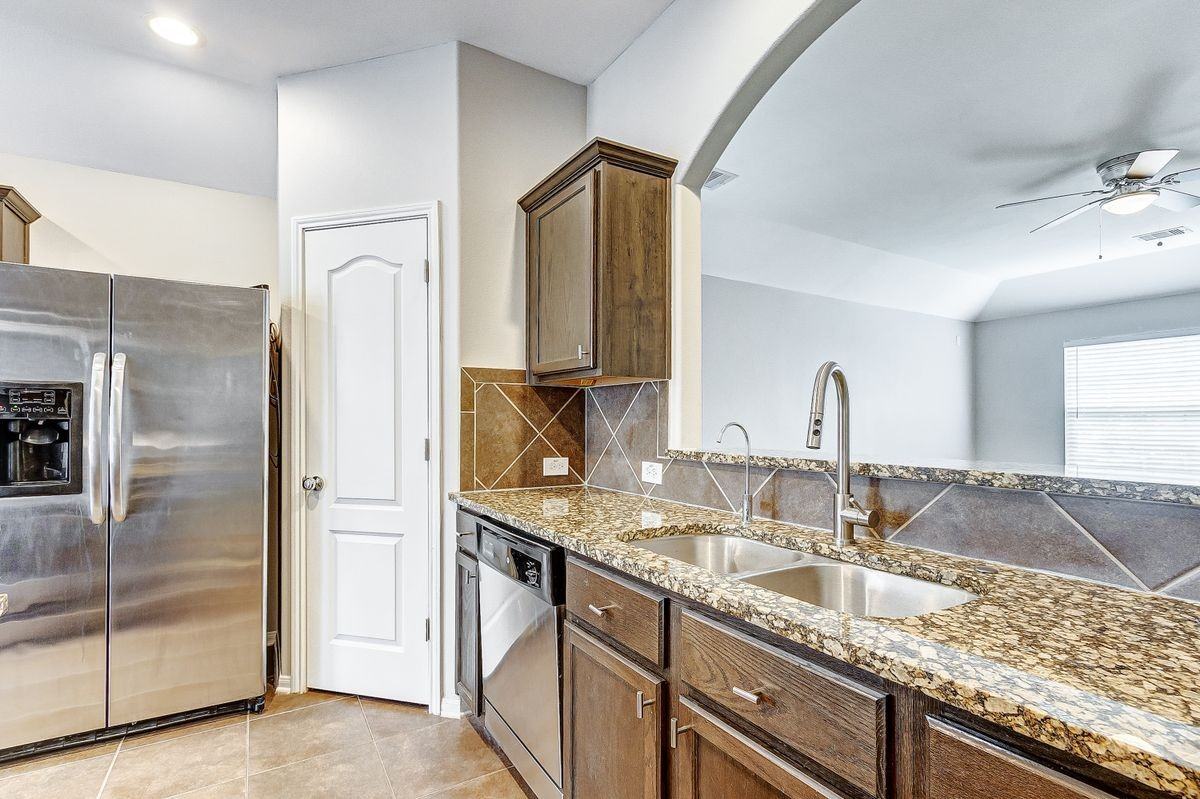12943 Pecan Shores Dr - Photo 4 of 11