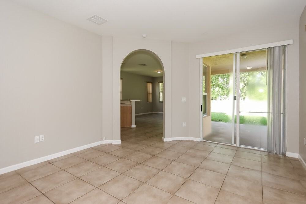 960 Ne 37th Ave - Photo 4 of 17