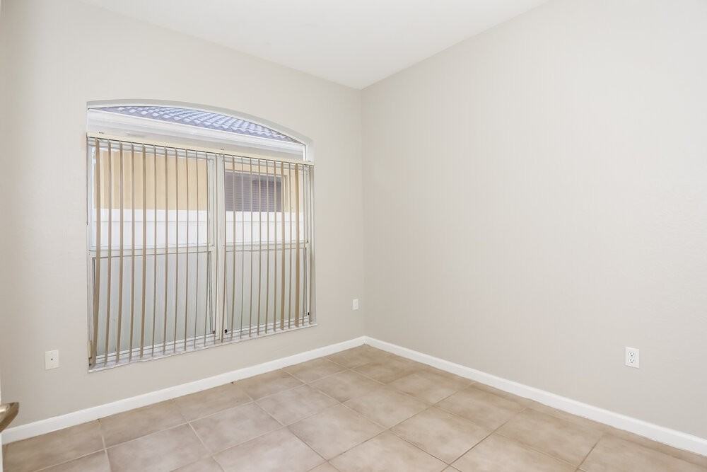 960 Ne 37th Ave - Photo 7 of 17