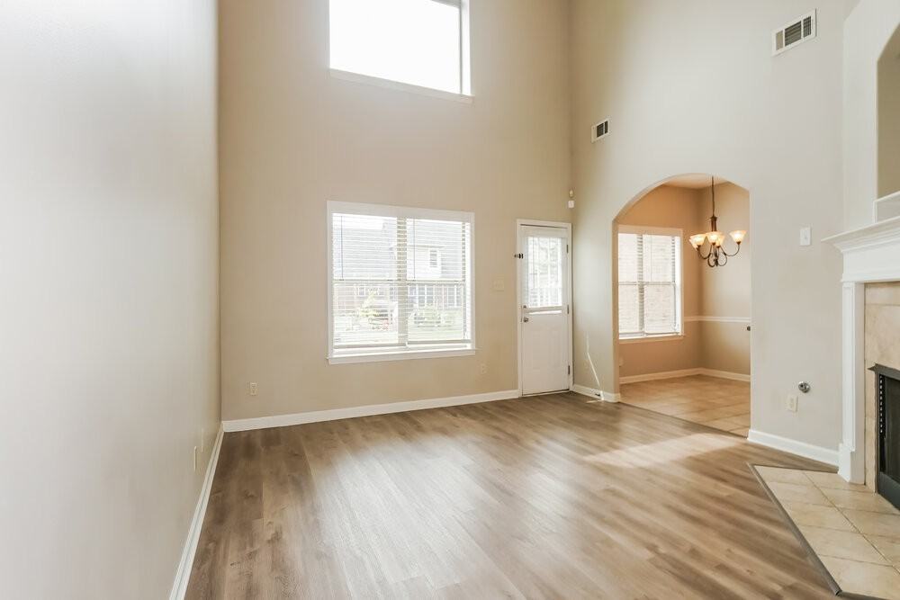 1457 Sawmill Creek Ln - Photo 6 of 17