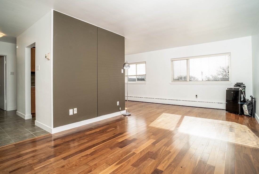 565 Corydon Ave - Photo 2 of 12