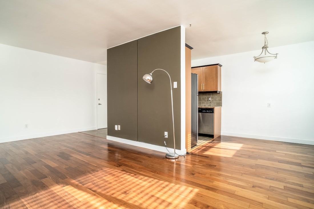 565 Corydon Ave - Photo 3 of 12