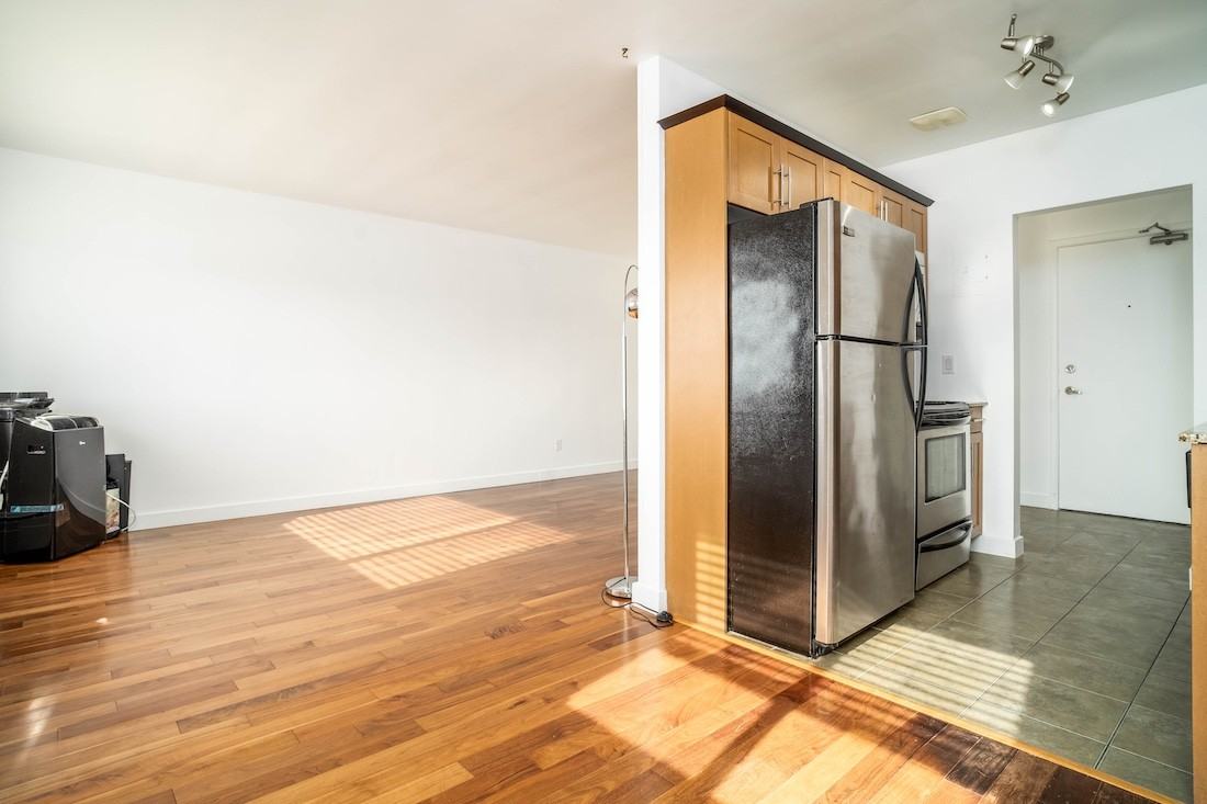 565 Corydon Ave - Photo 4 of 12