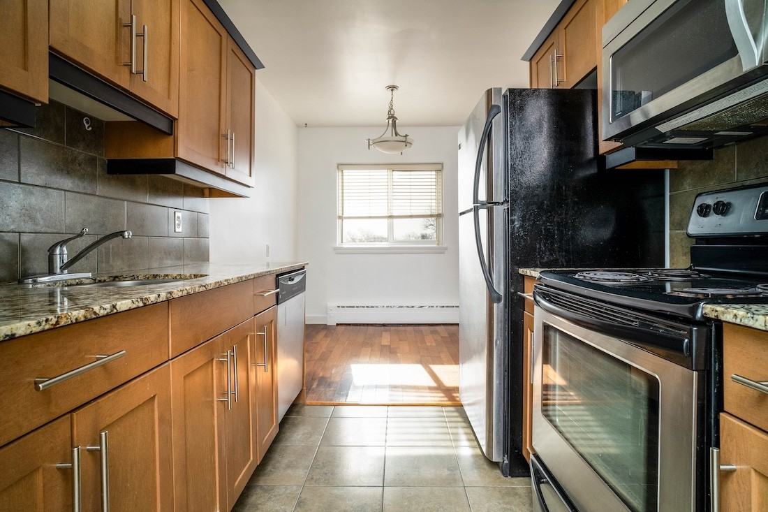 565 Corydon Ave - Photo 5 of 12