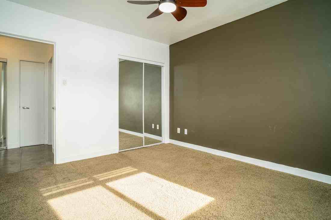 565 Corydon Ave - Photo 6 of 12