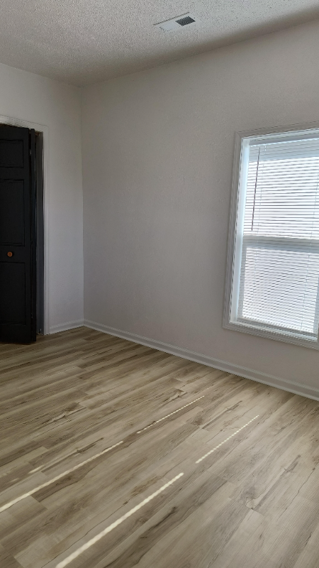 207 E Mechanic St - Photo 5 of 8