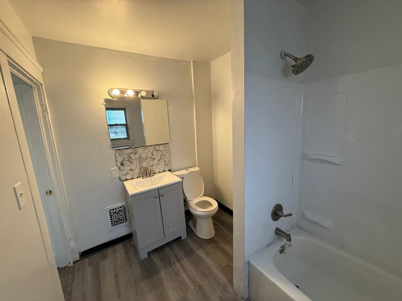 14016 Castalia Ave - Photo 4 of 31