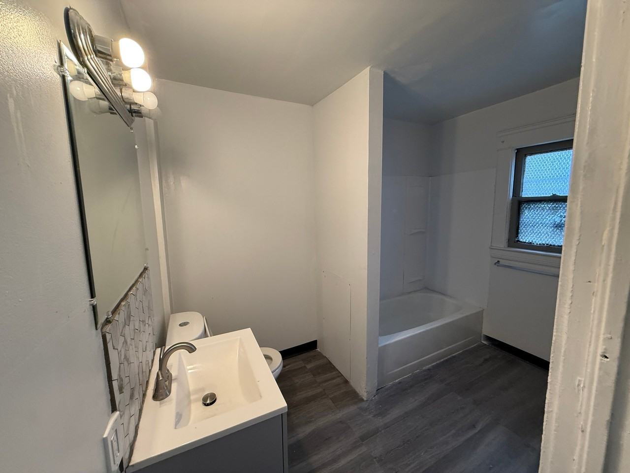 14016 Castalia Ave - Photo 5 of 31