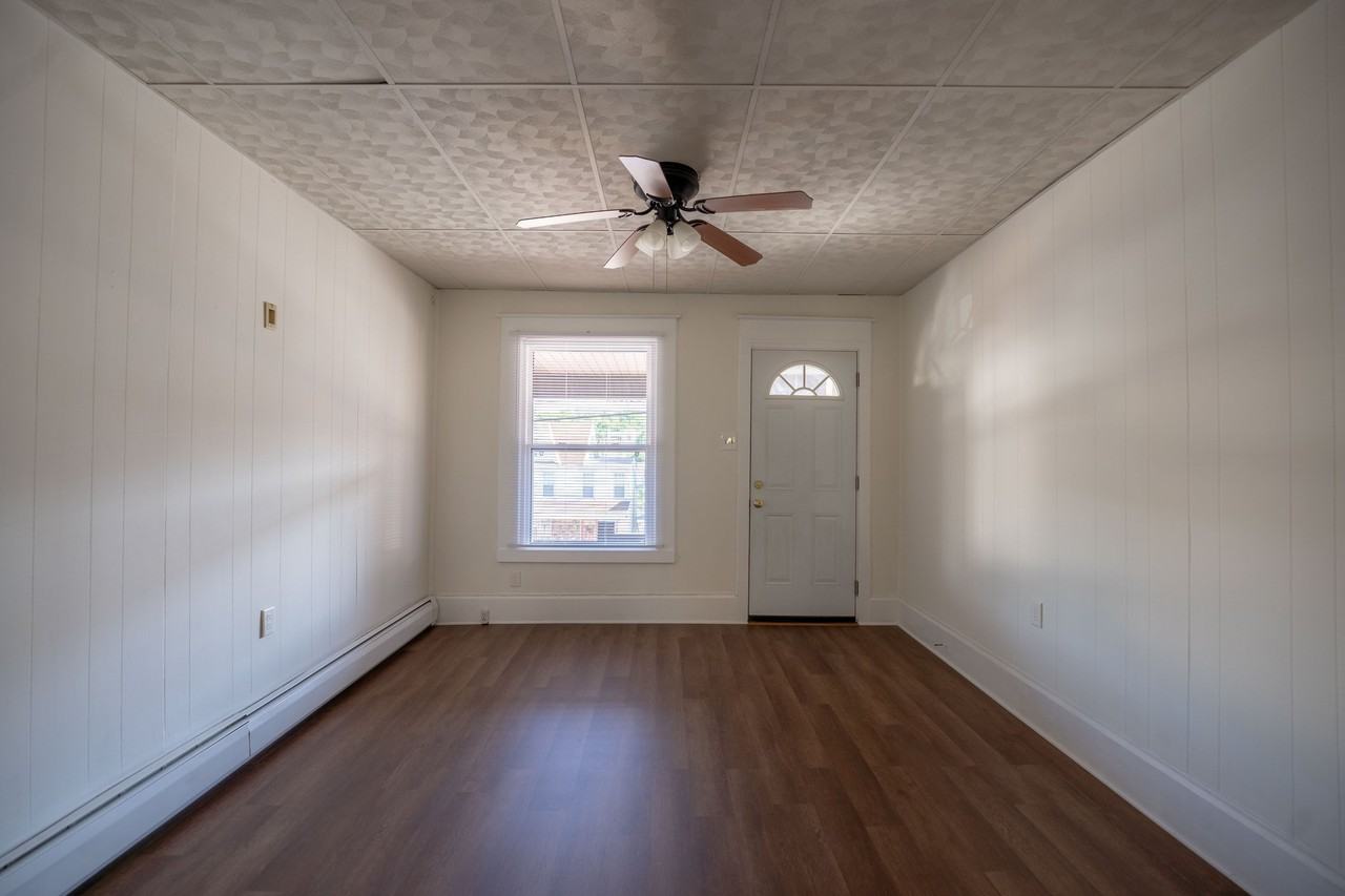 921 W Walnut St - Photo 2 of 18