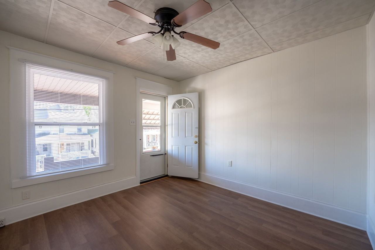 921 W Walnut St - Photo 3 of 18
