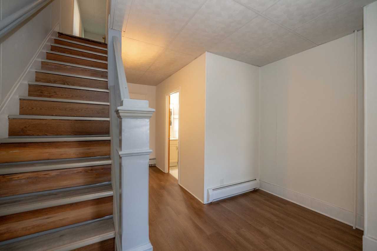 921 W Walnut St - Photo 4 of 18