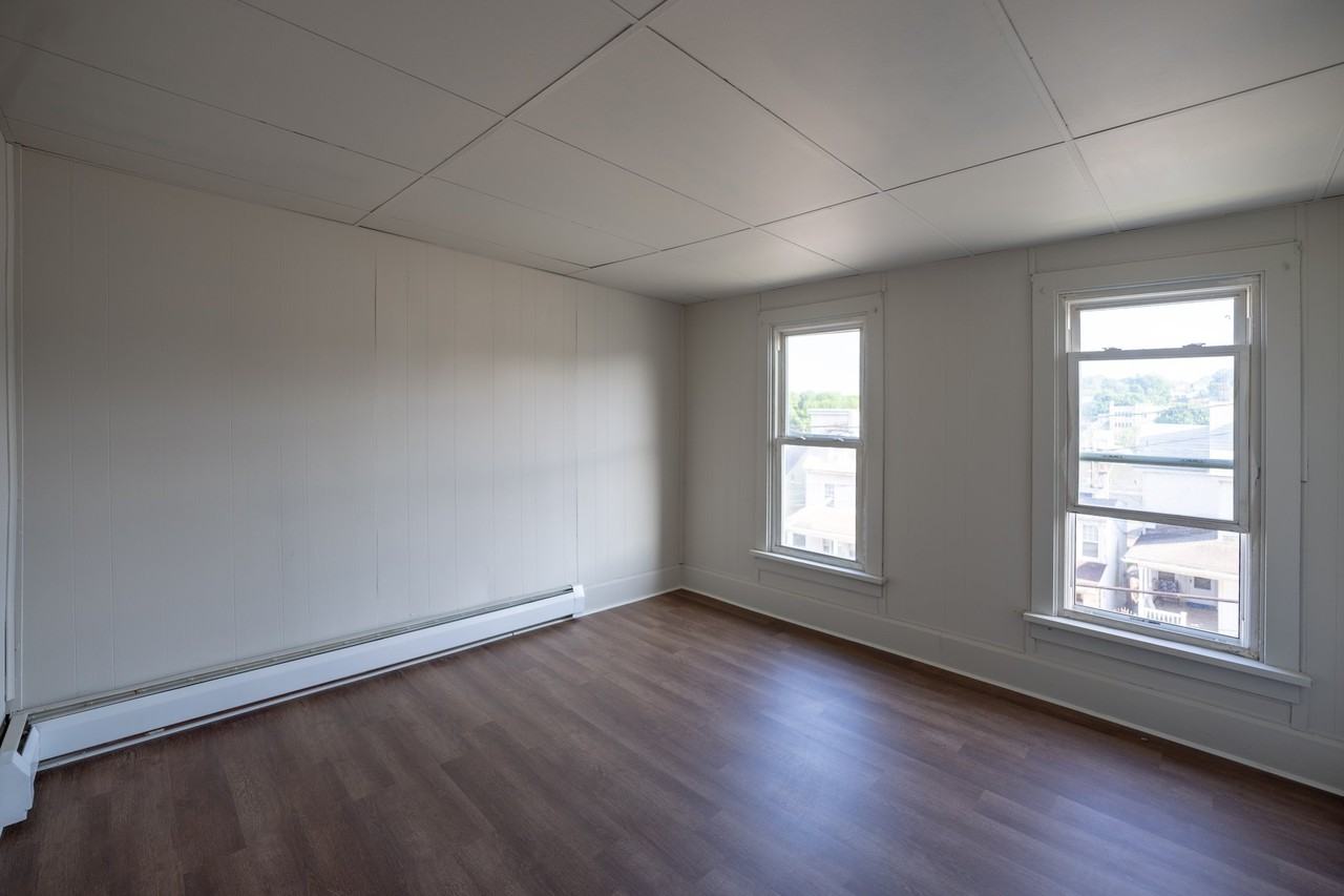 921 W Walnut St - Photo 6 of 18