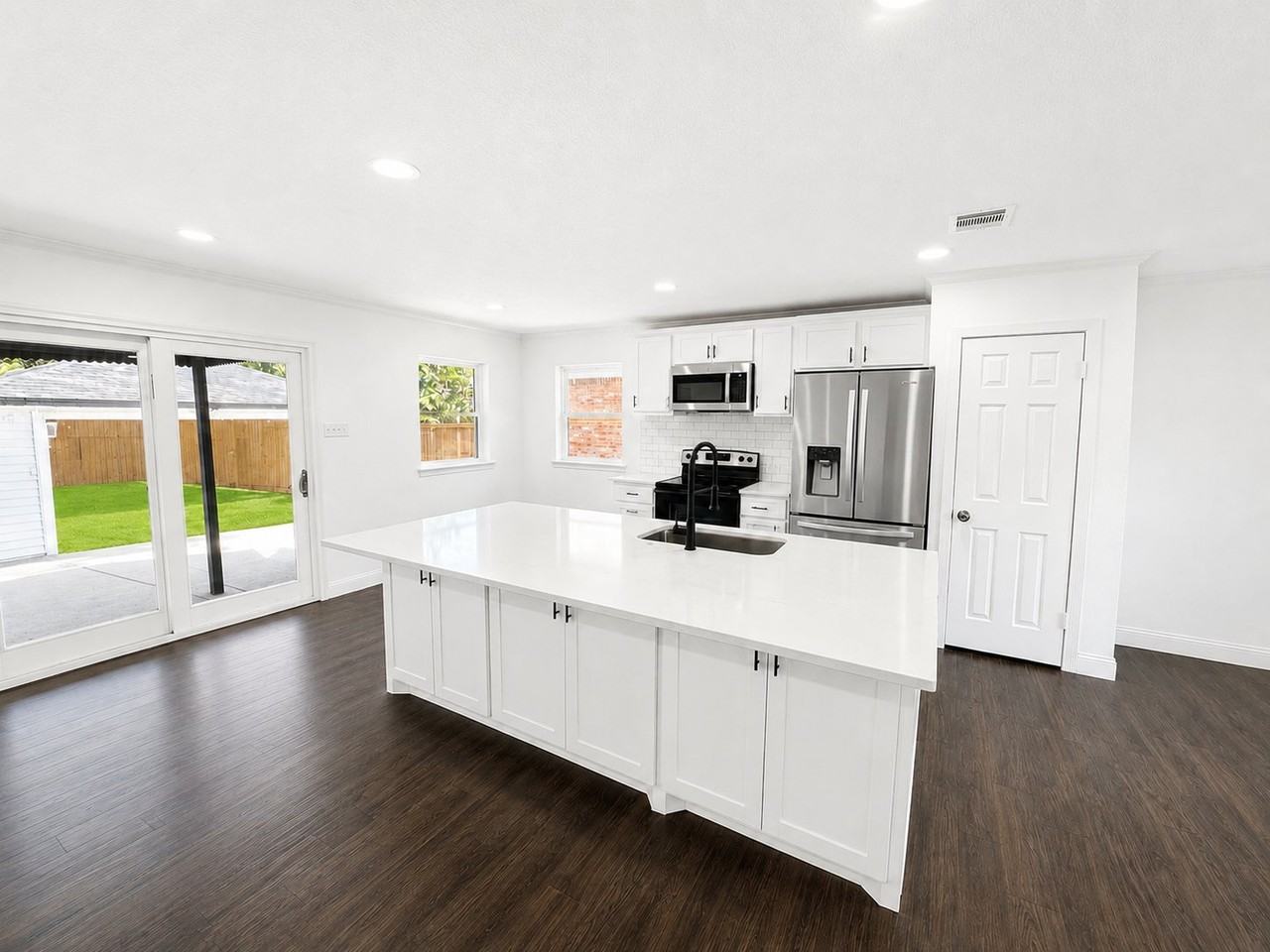 2212 Larry Dr