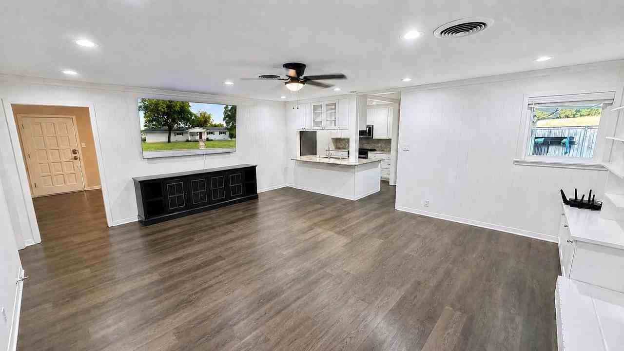 1515 W 19th St - Photo 3 of 10