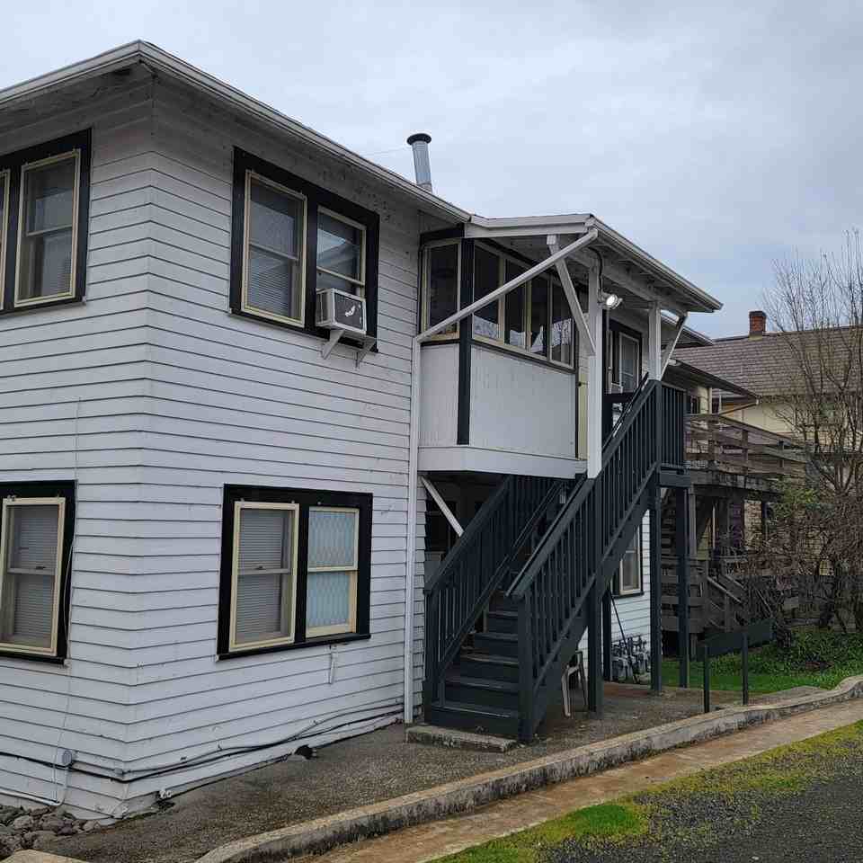721 Se Kane St #1 - Photo 2 of 2