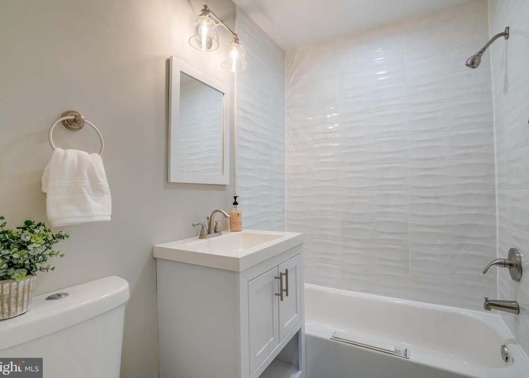 813 52nd St Ne - Photo 2 of 4