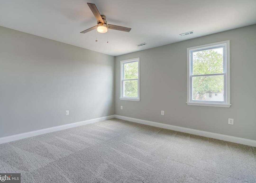 813 52nd St Ne - Photo 3 of 4