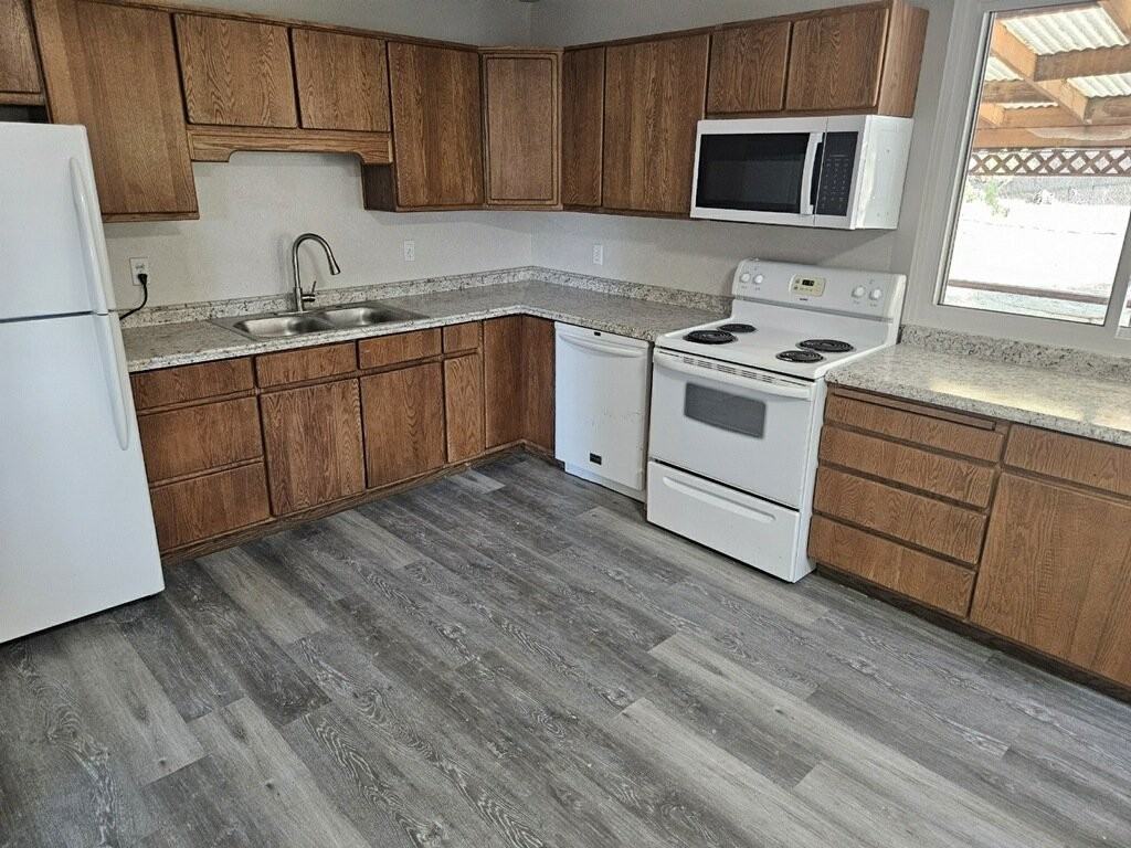 1065 E St #A - Photo 2 of 17