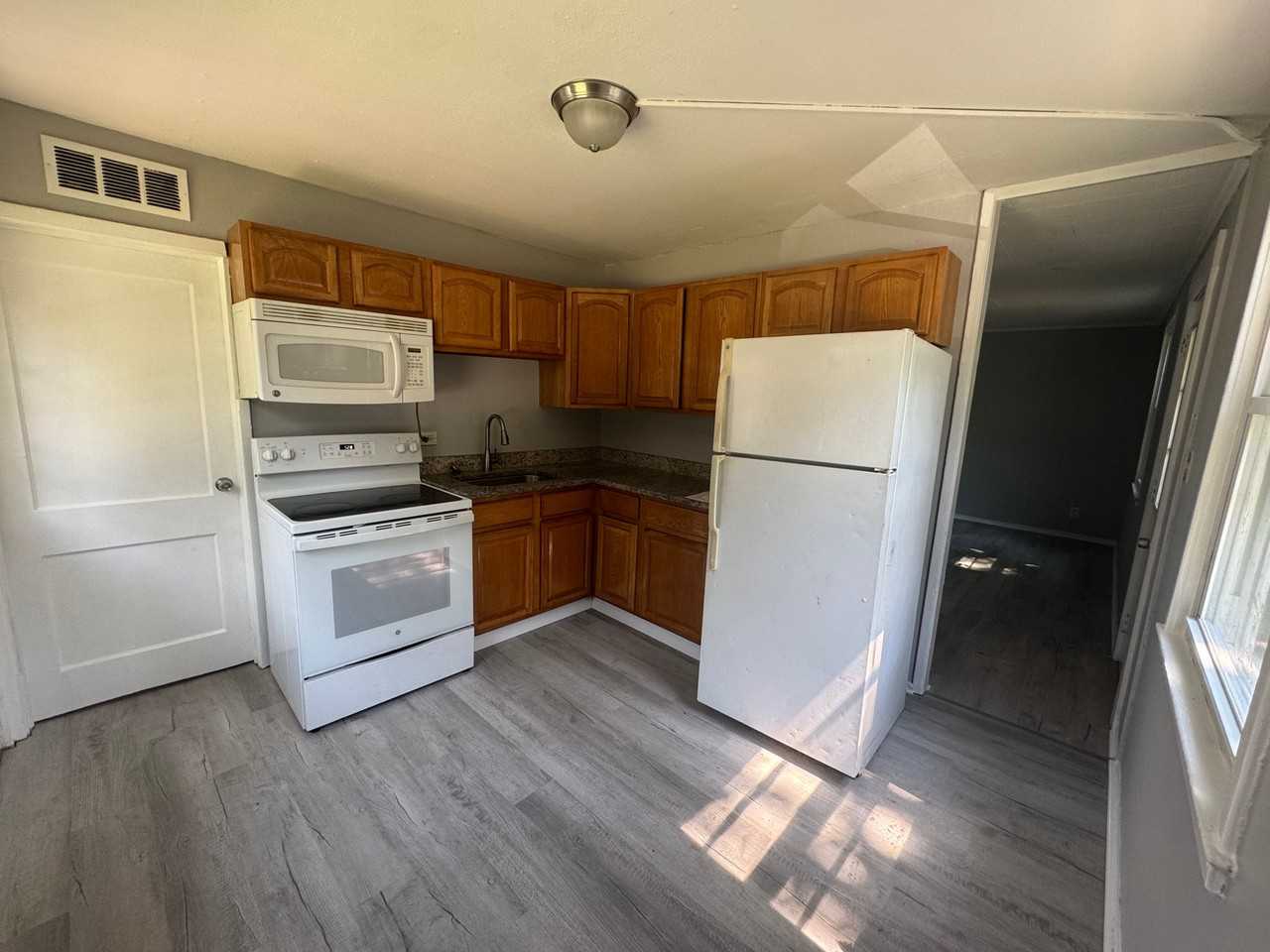 125 Woodlawn Cir - Photo 2 of 4