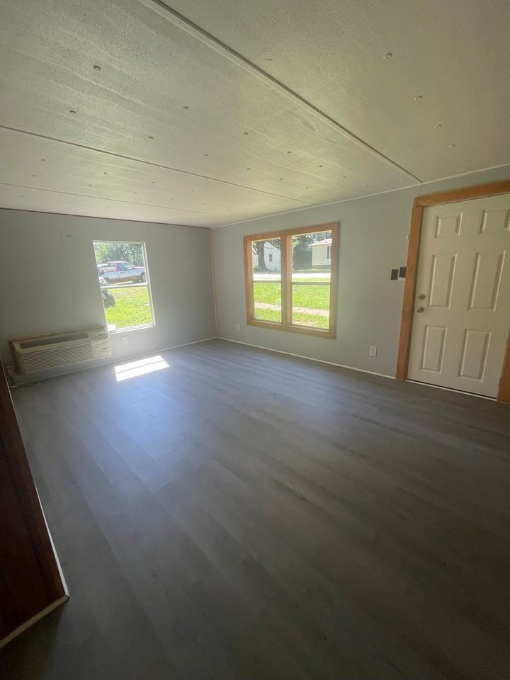 114 Thomas Dr - Photo 2 of 8