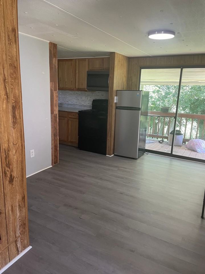 114 Thomas Dr - Photo 3 of 8