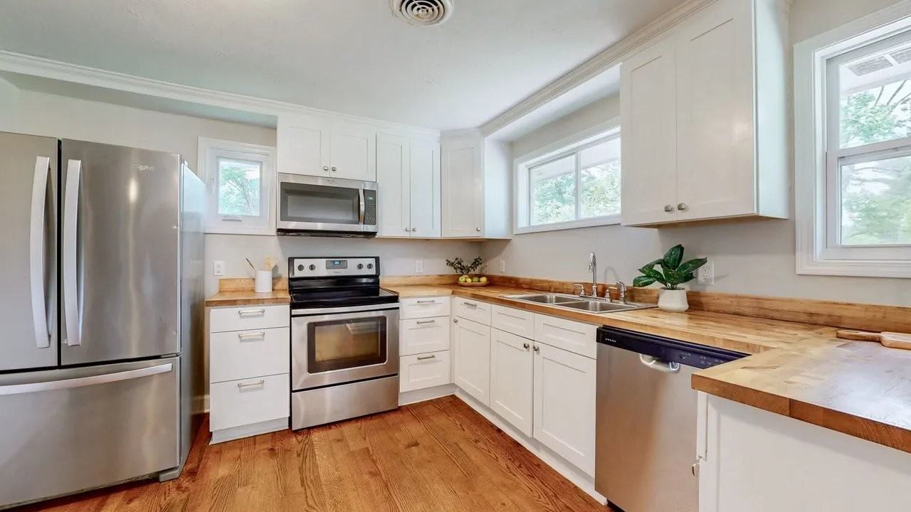 1070 Draughon Dr - Photo 4 of 20