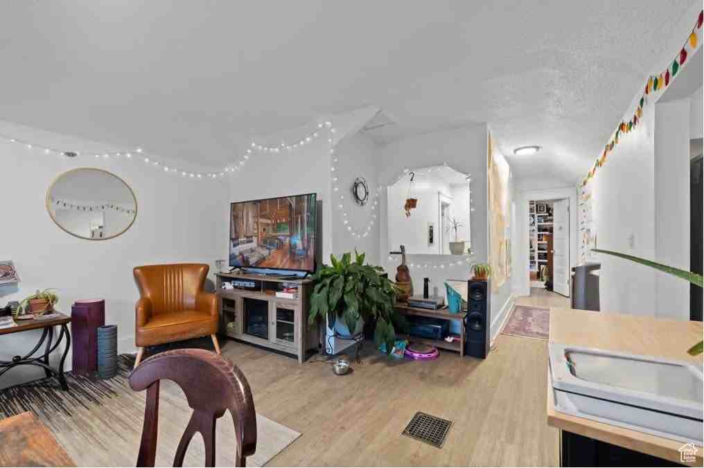509 E St #3 - Photo 3 of 11