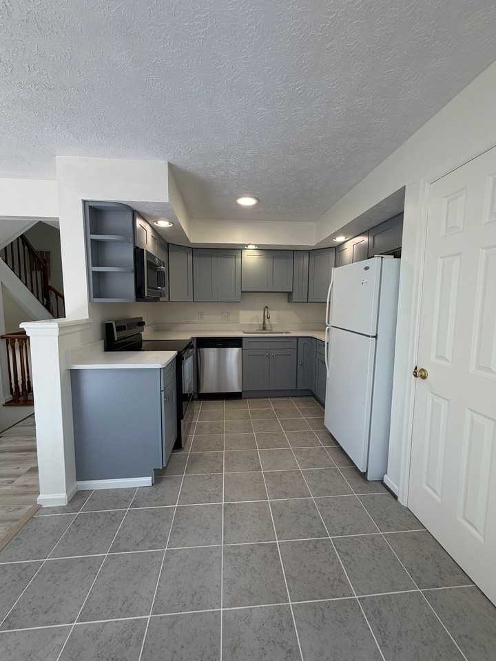 2110 Commodore Ct - Photo 4 of 13