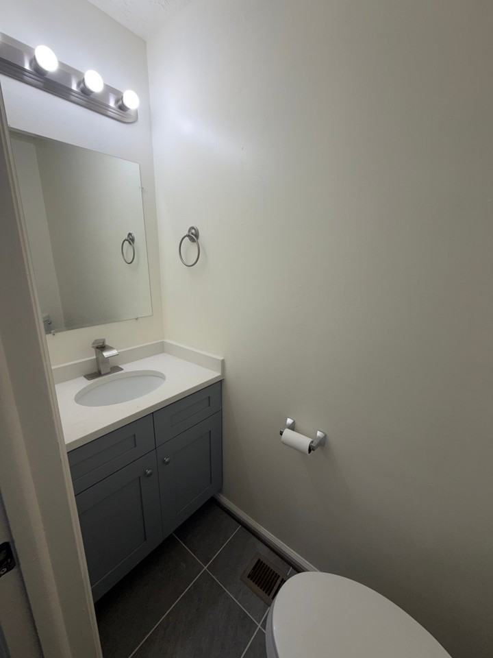 2110 Commodore Ct - Photo 5 of 13