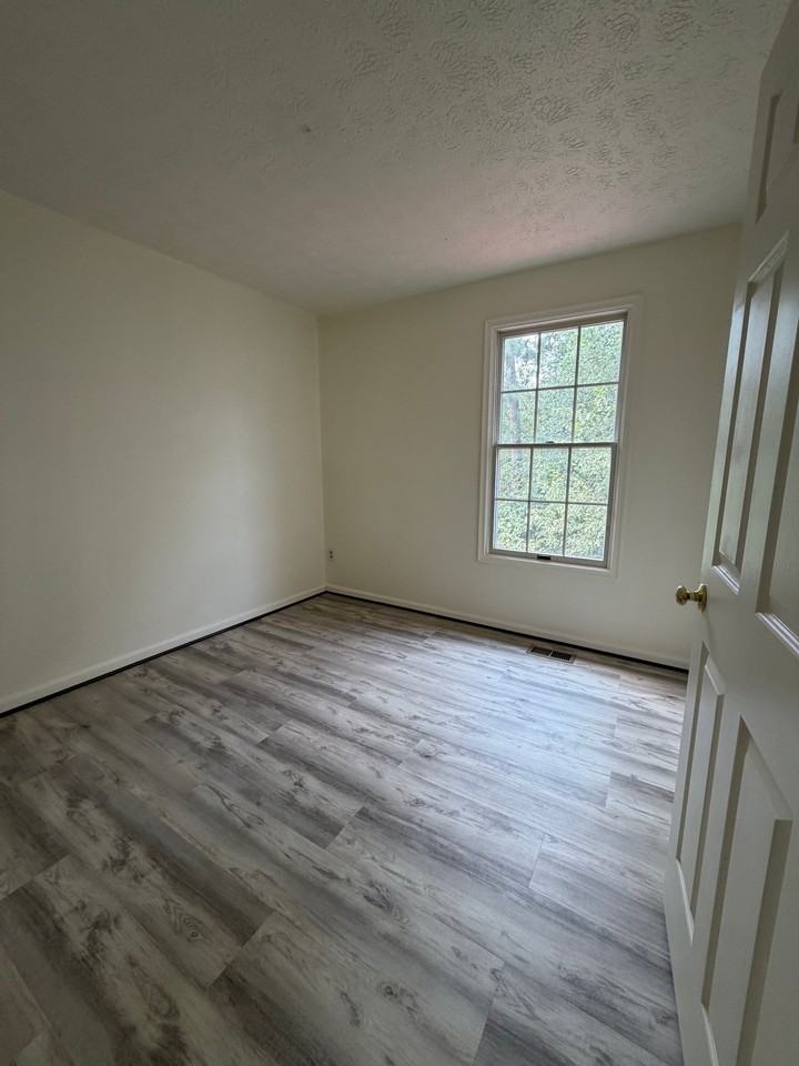 2110 Commodore Ct - Photo 6 of 13