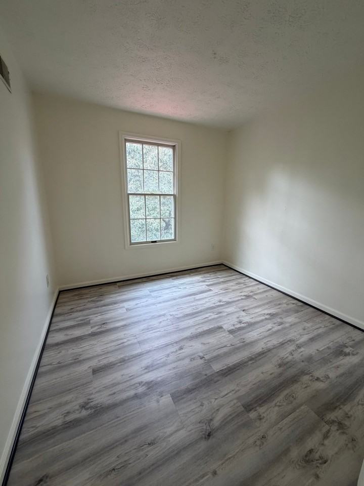 2110 Commodore Ct - Photo 7 of 13