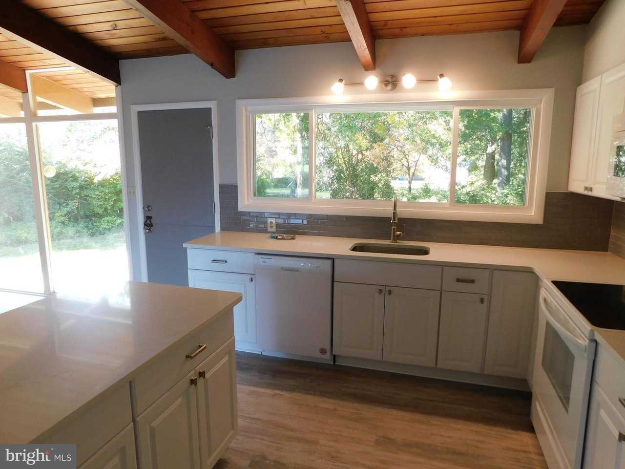 1242 S Governors Ave - Photo 3 of 20