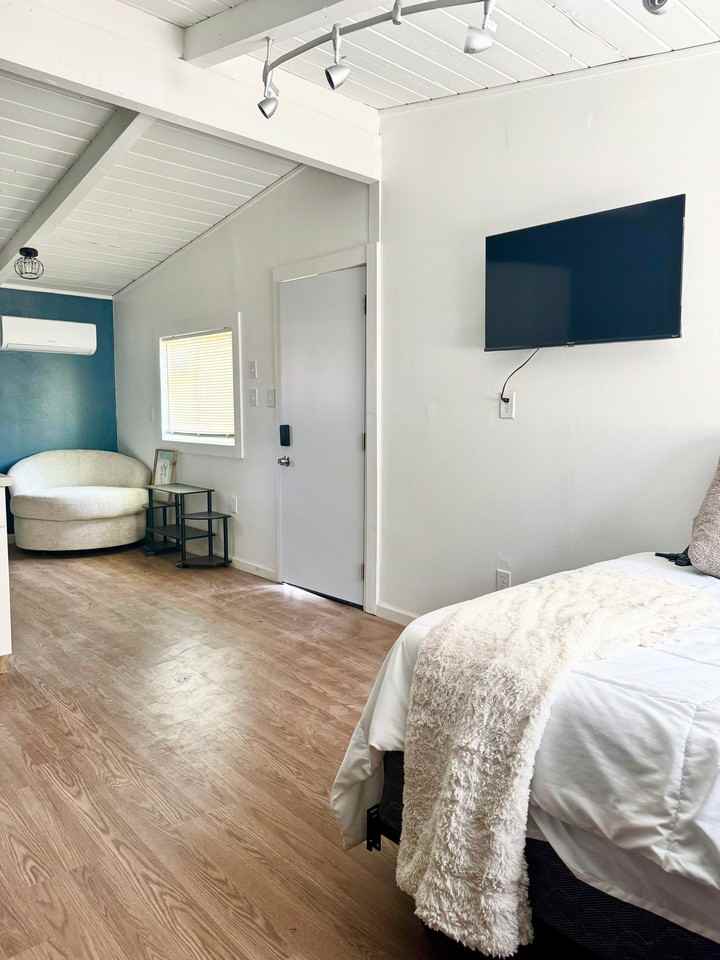6015 N Alturas Ave #1 - Photo 6 of 9