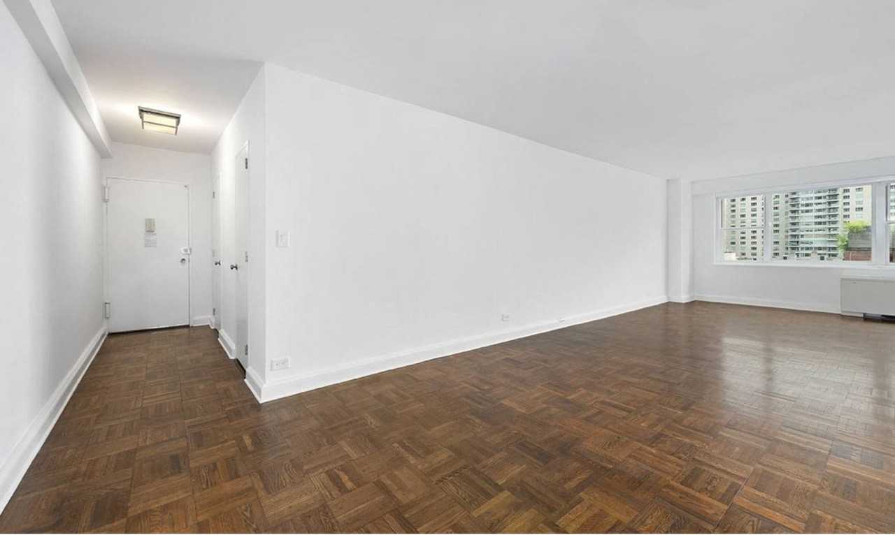 E 68th St #9G - Photo 4 of 10