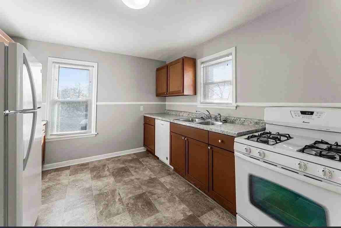 383 Dewey St #A - Photo 2 of 9