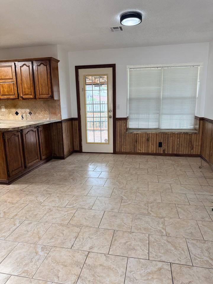 3832 W Fort Worth St - Photo 5 of 18