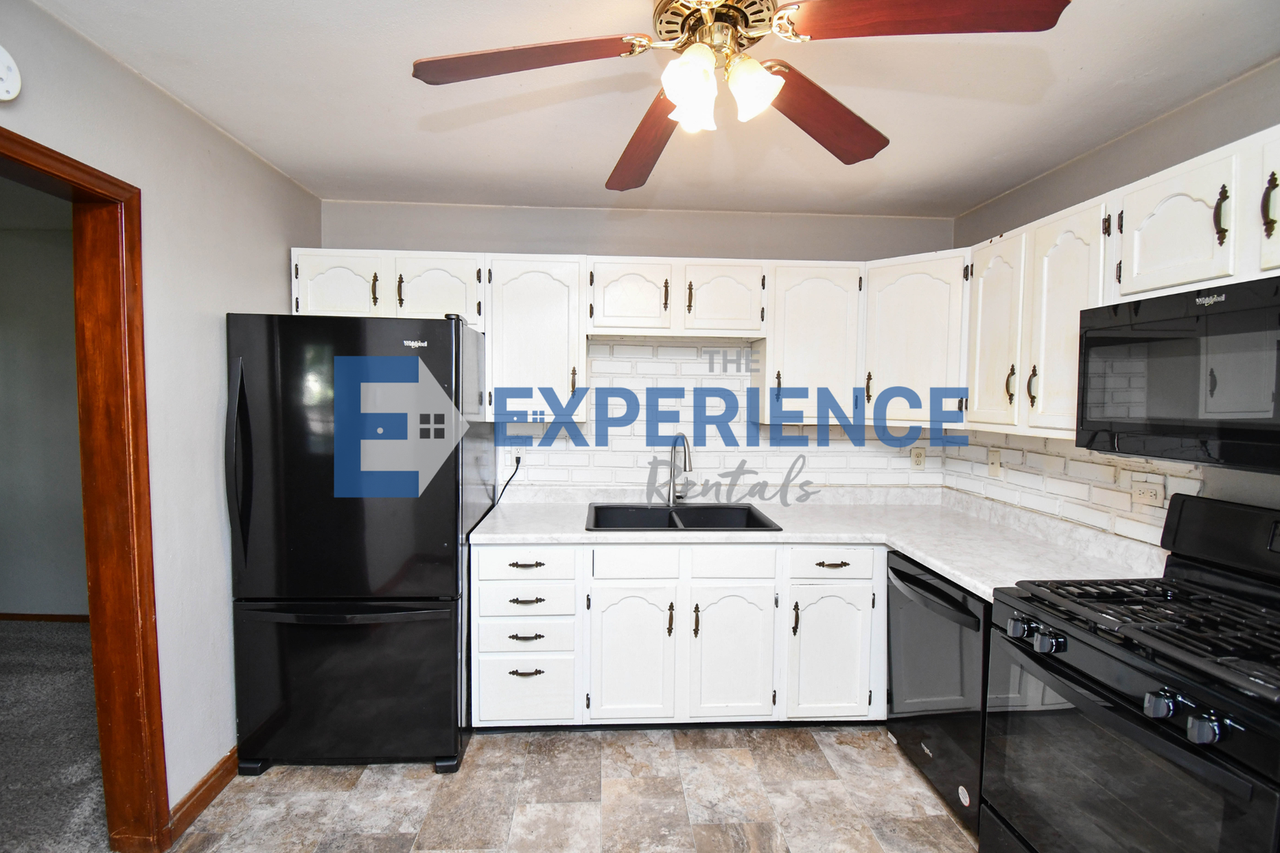 900 S Marday Ave - Photo 4 of 27