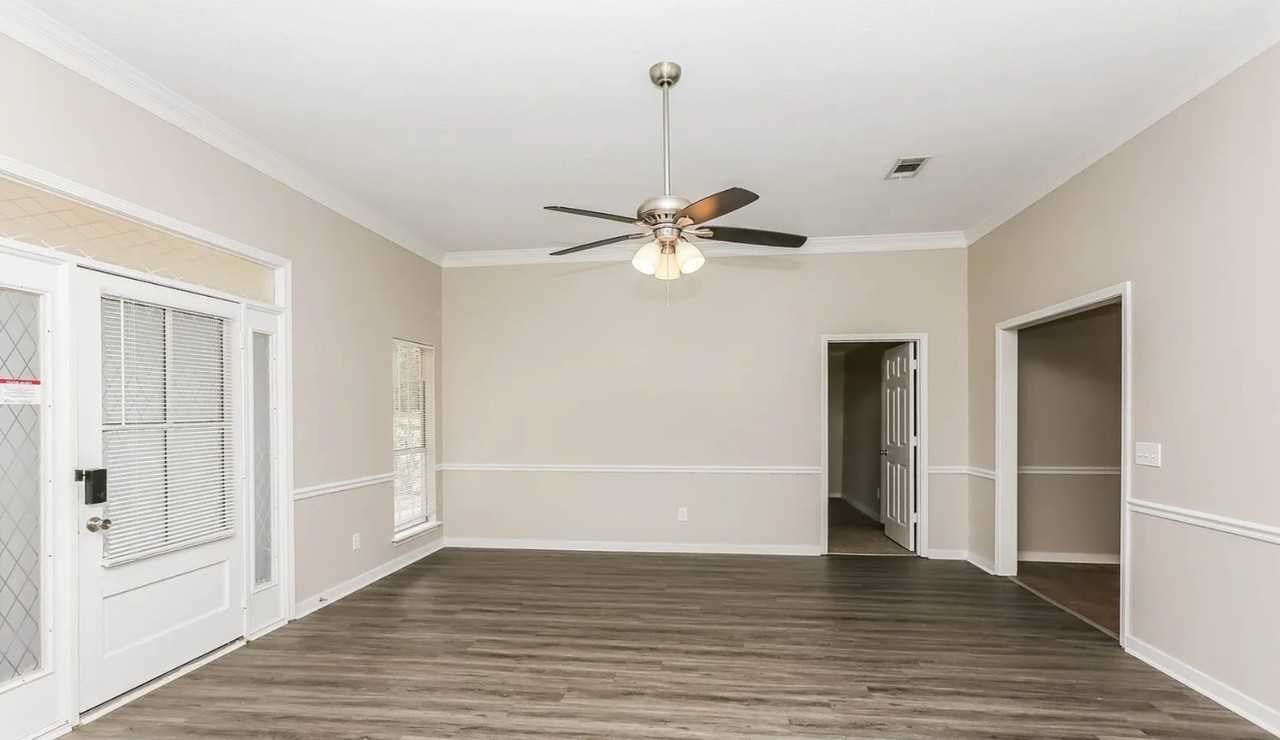 933 Mountain Crest Dr #NA - Photo 2 of 15