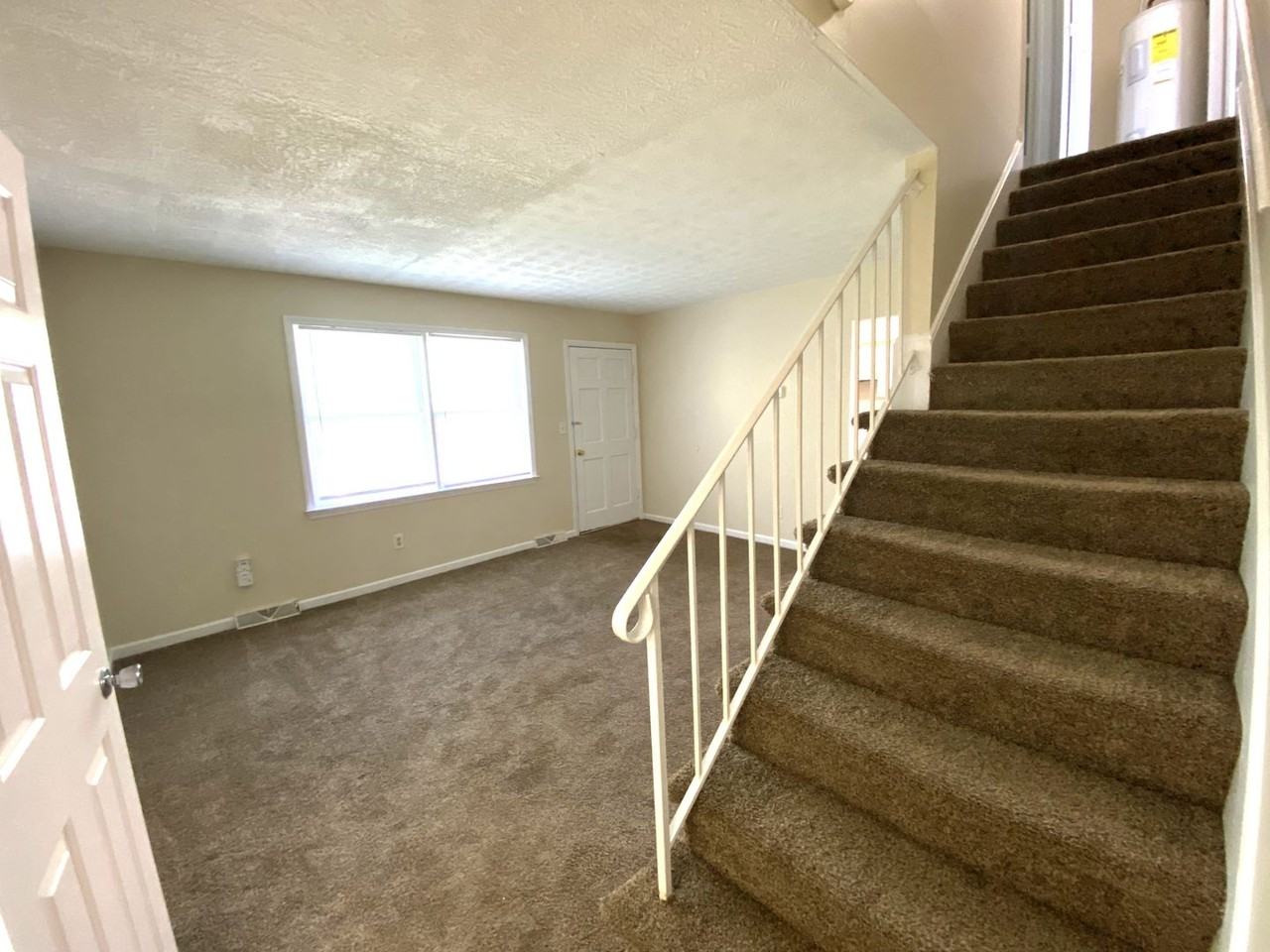 481 Woodview Dr - Photo 2 of 26