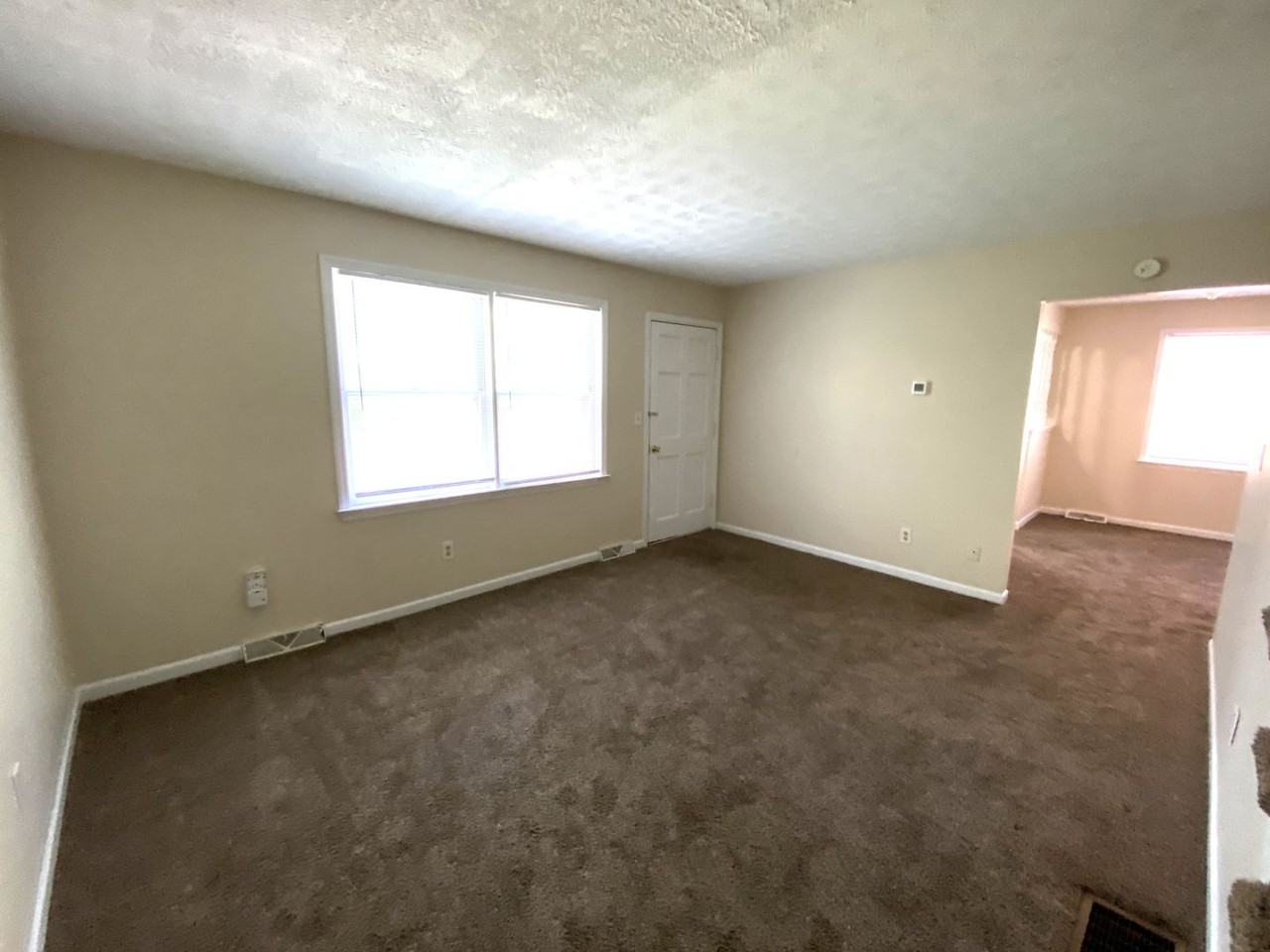 481 Woodview Dr - Photo 3 of 26