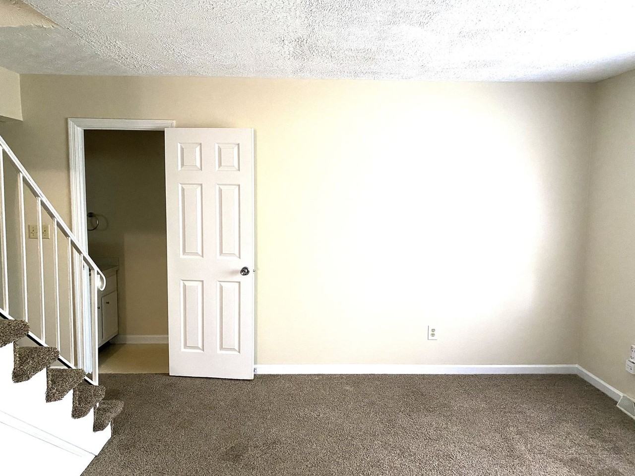 481 Woodview Dr - Photo 4 of 26